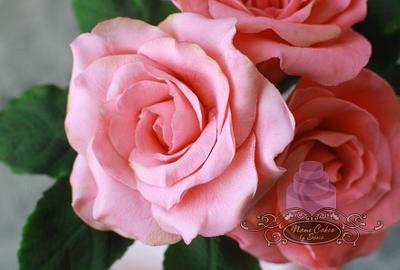 Vase of sugar roses - Cake by Sonia Huebert