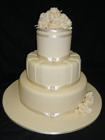 Elegant Ivory - Cake by fishabel