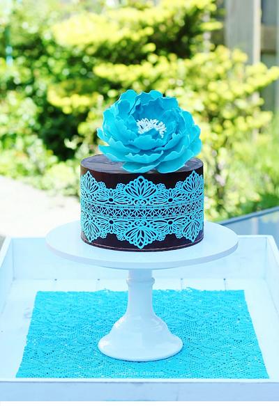 Ganache, lace and a peony cake - Cake by Tamara