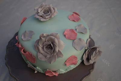 Roses and petals - Cake by dreamcakes