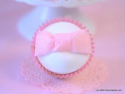 Girly cupcake using sugarveil - Cake by Livy