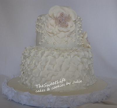 Lovely vintage wedding cake & cupcakes - Cake by Julie Tenlen