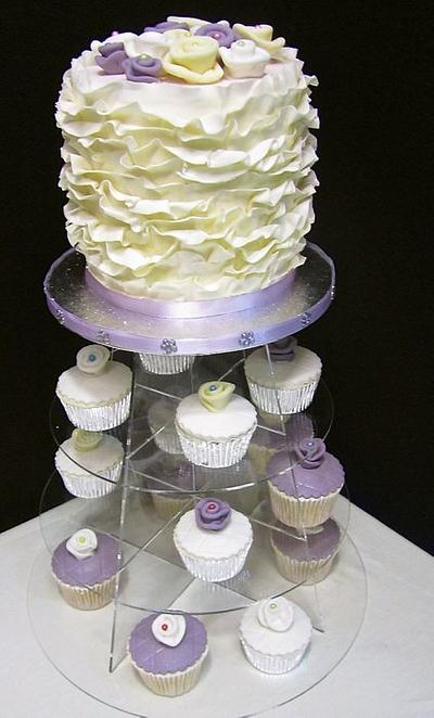 Ruffles and ribbon roses - Cake by Bizcocho Pastries
