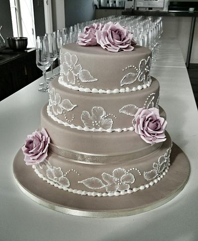 Weddingcake in beige, with roses and brush embroidery leaves - Cake by Pauliens Taarten