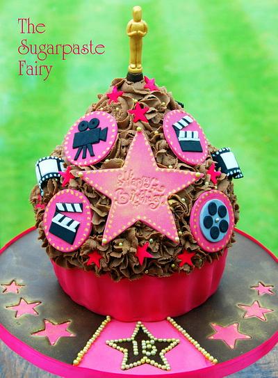 Movie themed giant cupcake - Cake by The Sugarpaste Fairy