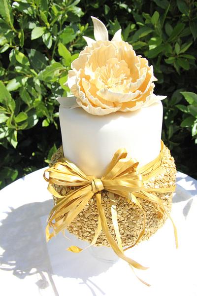 Sparkling golden sequins & fantasy flower - Cake by V.S Cakes