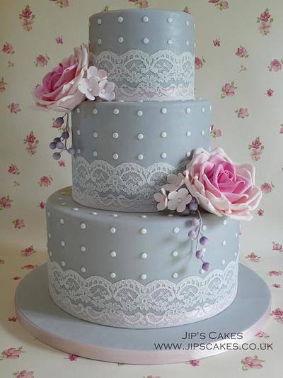 Grey wedding cake with pink roses - Cake by Jip's Cakes