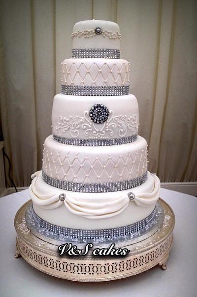 Vintage Brooch wedding cake - Cake by V&S cakes
