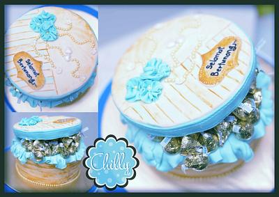 Round Choc Box with Choc Kisses inside - Cake by Chilly