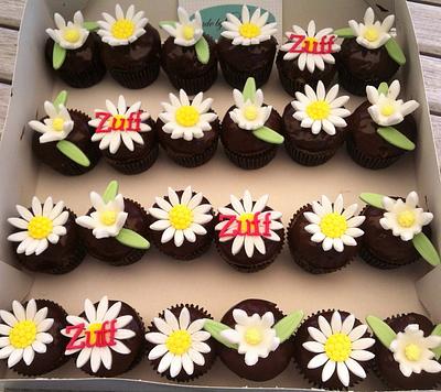 Edelweiss and Daisy Cupcakes - Cake by Sonia