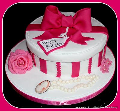 Hat box - Cake by Deelicious Cakes