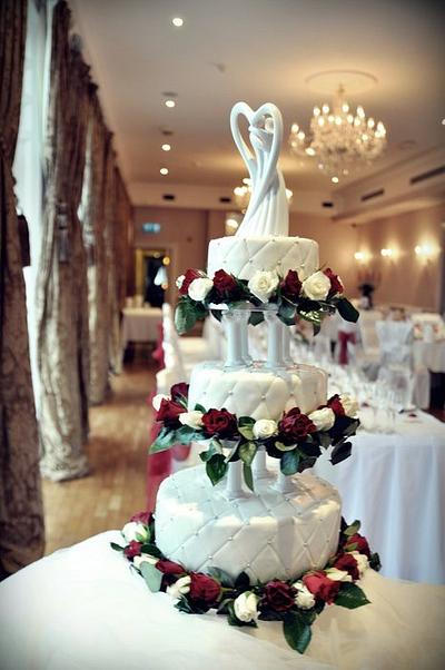 vintage style wedding cake - Cake by Serendipity Cake Company 