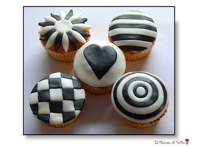 White and black cupcakes - Cake by Il Mondo di TeMa