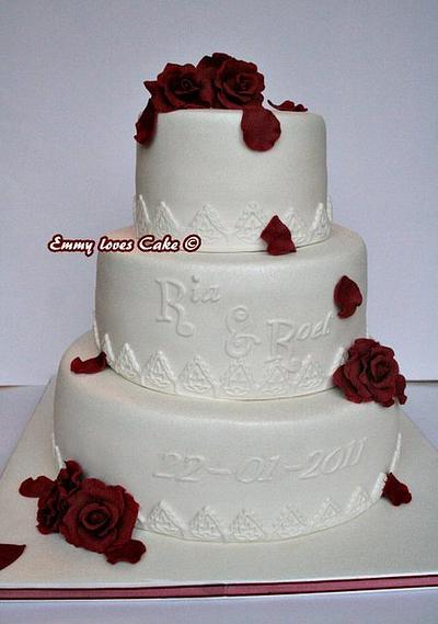 White with a little touch of red - Cake by Emmy 