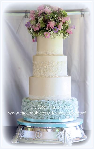 Wedding cake with lace and real flowers.... - Cake by De Zoete Suikertoef