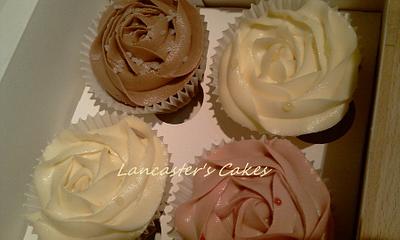Mixed rose cupcakes - Cake by Lancasterscakes