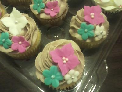 Flowery cupcakes - Cake by Karen Seeley