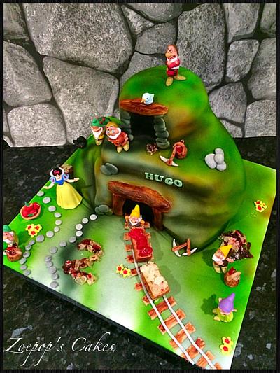 Seven Dwarfs - Cake by Zoepop
