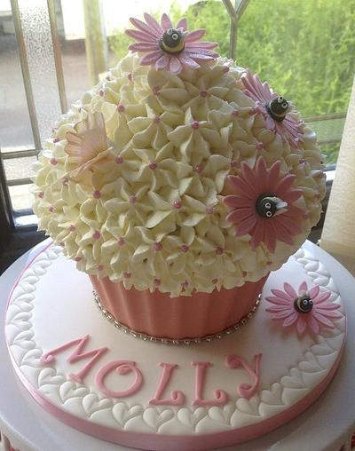 Giant Cupcake  - Cake by Alison's Bespoke Cakes