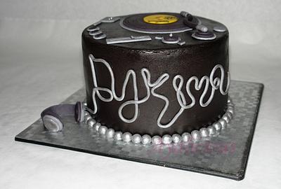 DJ Cake - Cake by Laura Jabri