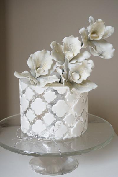 Silver leaf quatrefoil cake - Cake by Cake Est.