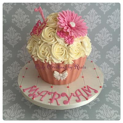 Pink and white giant cupcake - Cake by raziamusa