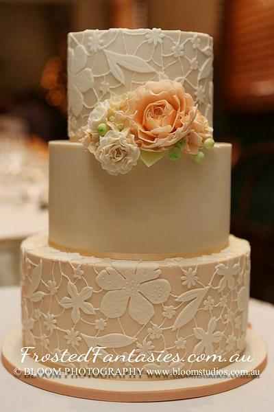 Lace wedding cake with sugar flowers - Cake by Rachel