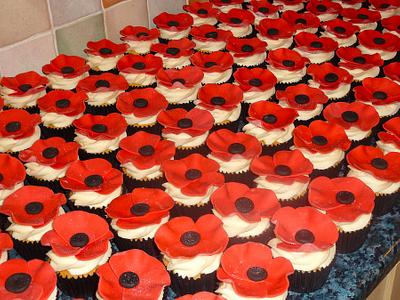 200 poppy cupcakes for a wedding - Cake by OfF ThE CuFf CaKeS!!
