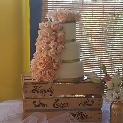Roses are peach - Cake by Tiffany DuMoulin
