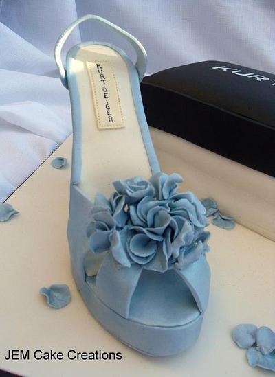 Flower paste shoe - Cake by Julia