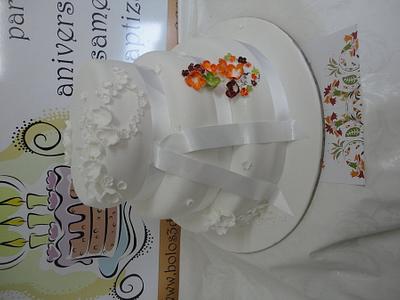 Bolo branco com simbolo do convite de casamento - Cake by Bolinhos da Beta