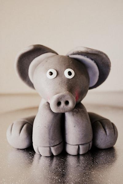 Elephant figurine - Cake by Amelia's Cakes