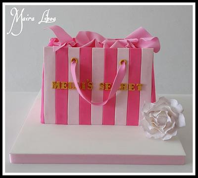 Gift bag cake - Cake by Maira Liboa