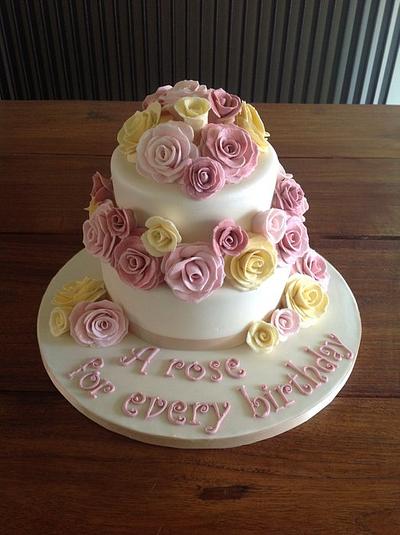 Vintage rose cake - Cake by Cakes Honor Plate