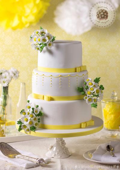 Sweet Daisy blooms Wedding cake  - Cake by Mericakes