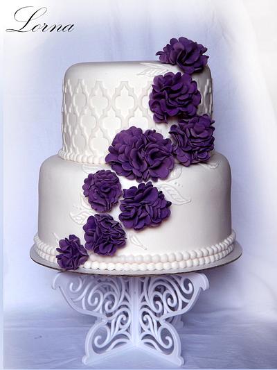 Purple flowers.. - Cake by Lorna