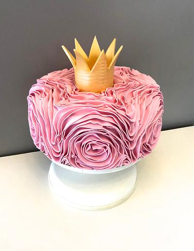 frills and crown - Cake by AleTort