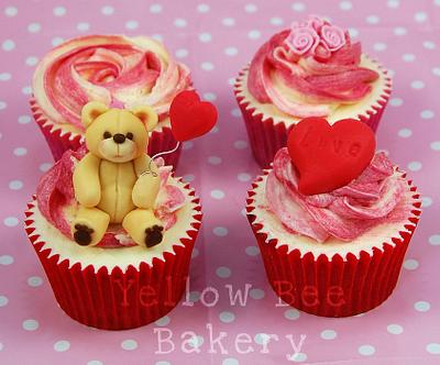 Valentines Bears - Cake by Yellow Bee Sugar Art by Vicky Teather
