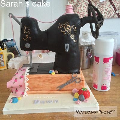 Vintage sewing machine  - Cake by Sarah's cakes