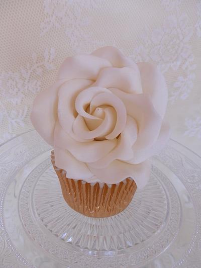 Engagement Cupcakes - Cake by CheryllsCupcakes