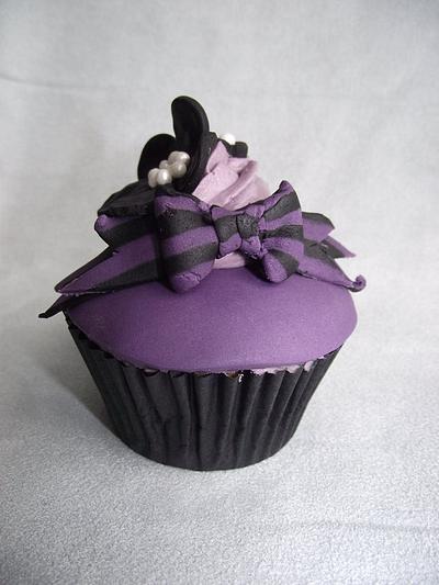 purple cupcake - Cake by suzanneflynn