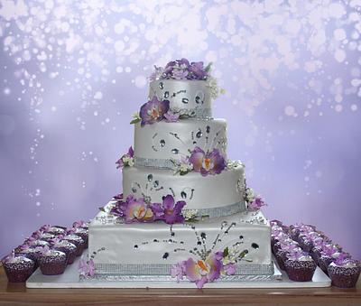 White with Purple Floral - Cake by MsTreatz