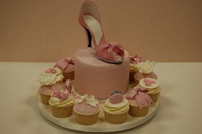 Sugar Shoe and matching cupcakes  - Cake by becky Jenkins