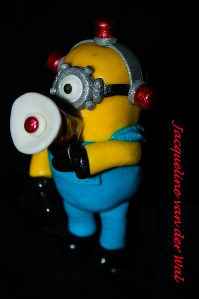 Mini Minion nr.4 shouts "I'm the last one, now go bake a cake". - Cake by Jacqueline