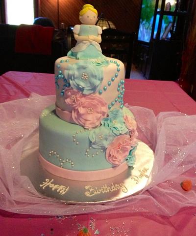 Cinderella  - Cake by Ohmygorgeouscakes