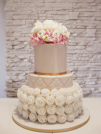 88 white sugar roses - Cake by timea