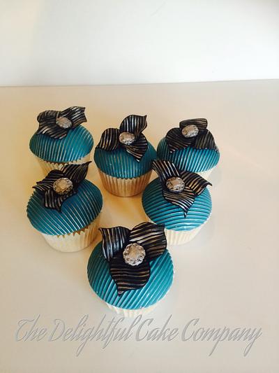 Turquoise and black - Cake by lesley hawkins