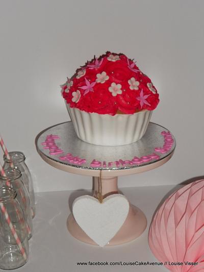 Giant Cupcake - Cake by Louise