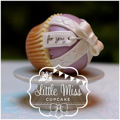 Xmas pressie - Cake by Little Miss Cupcake