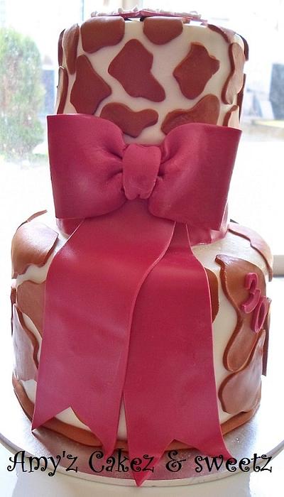 Giraffe print & pink bow - Cake by Amy'z Cakez & Sweetz